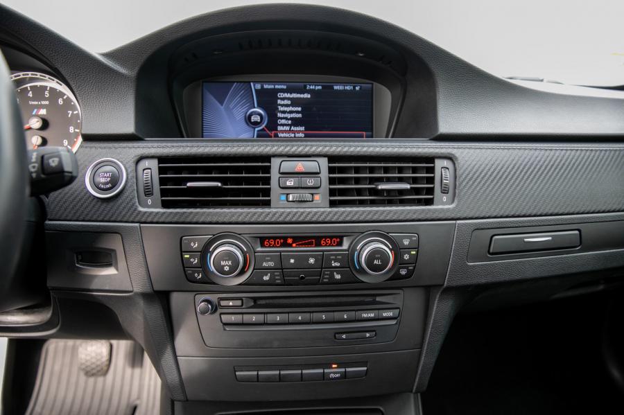 Детали интерьера BMW M3 Coupe (E93) 2011 года  (NA) (фото 45 из 80)